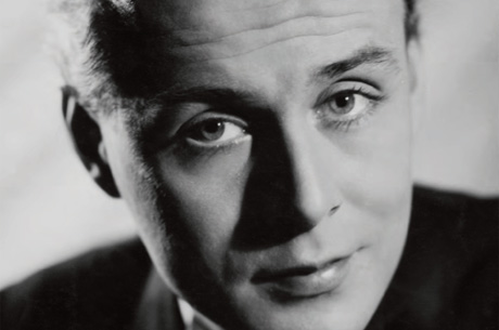 Hasse Ekman, 1915-2004. Regissör och skådespelare. Gjorde 43 filmer bakom kameran och 53 framför den, bland annat den delvis självbiografiska Kungliga patrasket (1945) om teaterfamiljen Anker. Son till Gösta Ekman d.ä. Far till Gösta Ekman d.y.