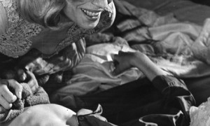 Mer än prettoputto. Jörgen Lindström överbemannas av Ingrid Thulin i Nattlek.
