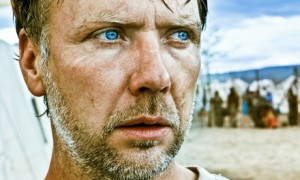 Mikael Persbrandt ställd inför etiska val i Hämnden.