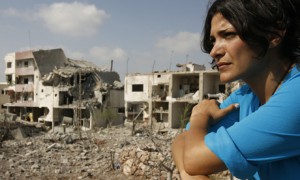 Abu Farhat begrundar ruinerna i Philippe Aractingis Under the bombs.