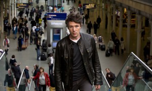 Vem är du, vem är jag? Aidan Gillen ger identitetstvivlet ett ansikte i Identity.