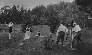 De unga damerna Greta Garbo, Iréne Zetterberg och Tyra Ryman poserar för herrar regissör Erik A. Petschler och fotograf Oscar Norberg