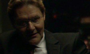 Johan Rabaeus tänker på stålar i Exit.