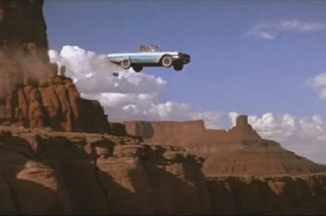 De älskande på flykt kör rakt ut över stupet i Thelma & Louise.