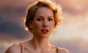 I ett rosa skymningsljus vänder sig Naomi Watts tårögd i slowmotion och tittar längtansfyllt mot kameran.