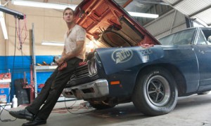 Gosling lutar sig tillbaka i garaget.