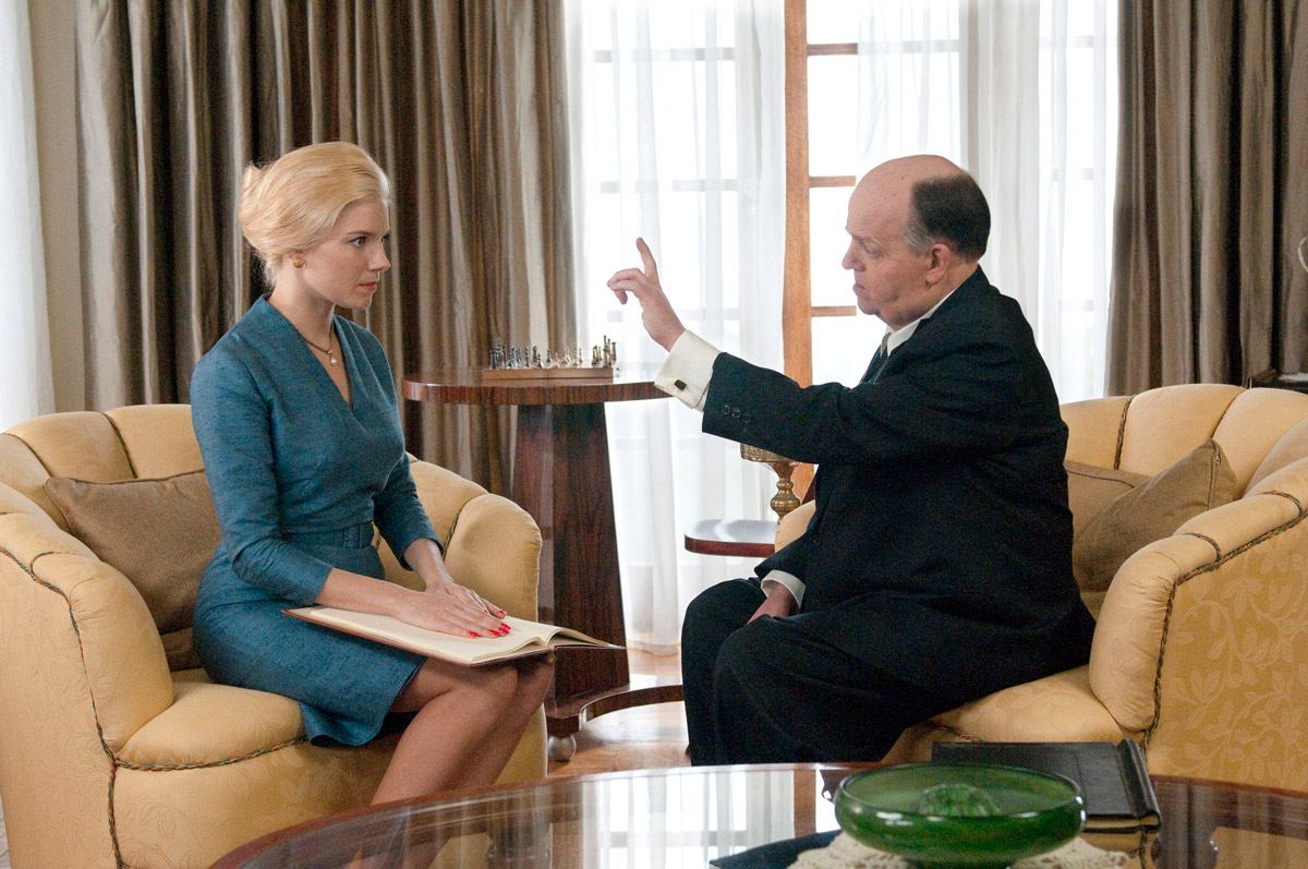 Sienna Miller och Toby Jones som Tippi Hedren och Alfred Hitchcock i The girl från 2012.