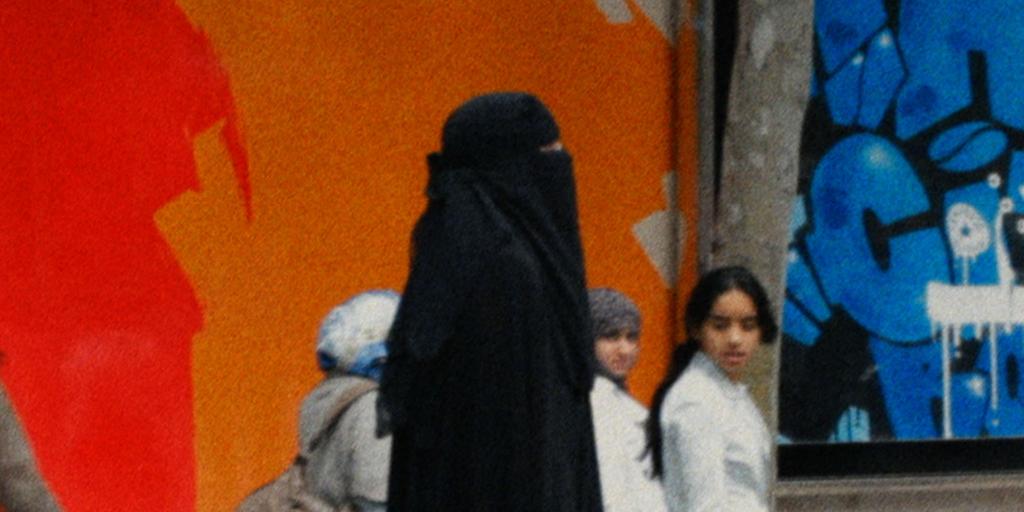 Hanna Högstedt i niqab i Paris.