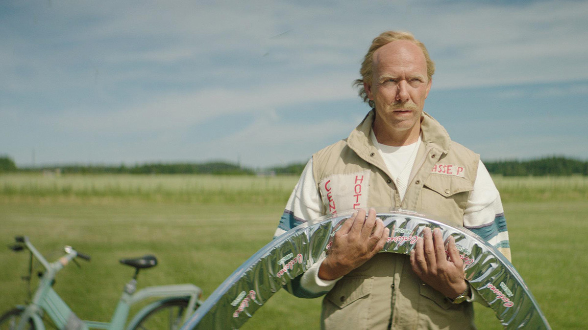 Mikael Persbrandt med lite leverpastej i Tårtgeneralen.