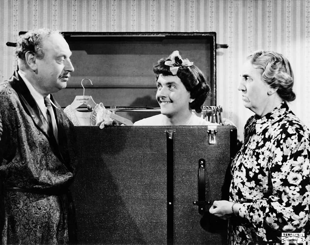 Julia Caesar söker upp Stig Järrel och Thor Modéen i kvinnosakskomedin Fram för lilla Märta (1945)