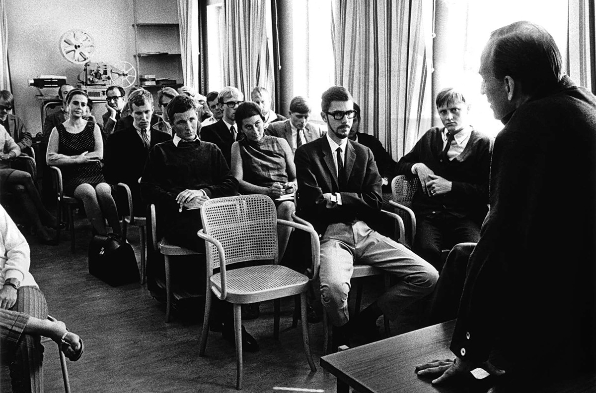 Bergman blir utstirrad av bland andra Roy Andersson på Filmskolan hösten 1967. 1970 bytte den evigt omstridda filmskolan namn till Dramatiska Institutet. 2011 bildade den tillsammans med Teaterhögskolan nuvarande Stockholms dramatiska högskola.